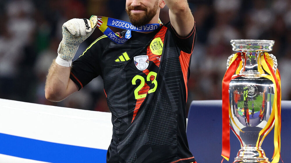Guarda-redes campeão europeu Unai Simón vai ser operado ao pulso
