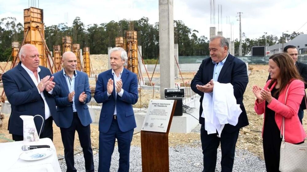 Presidentes da Câmara e da junta lançaram obra em zona protegida, sem estar legalizada