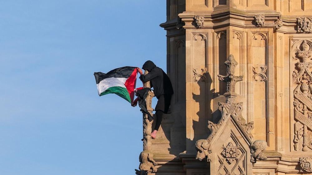 Homem que hasteou bandeira no Big Ben