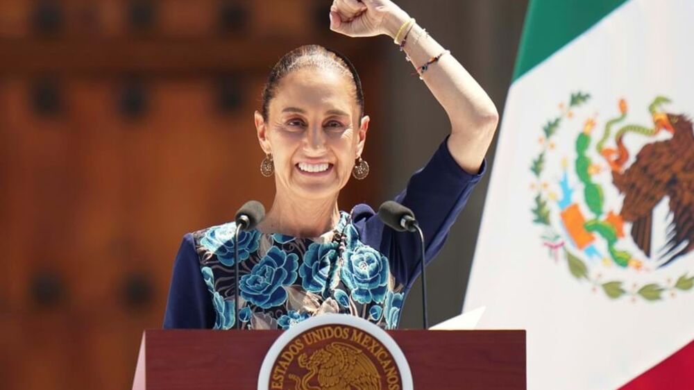 A Presidente Claudia Sheinbaum discursa perante os seus apoiantes durante um comício que convocou para saudar a decisão do Presidente dos EUA, Donald Trump, de adiar as tarifas sobre os produtos mexicanos durante um mês.