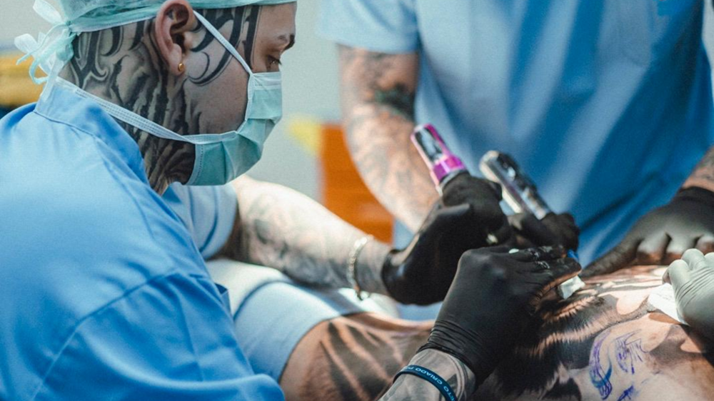 Ian Soares e a sua equipa composta por Átila Costa, Jhon Santos e Bruno Maia a tatuarem um cliente sob o efeito de sedação. 