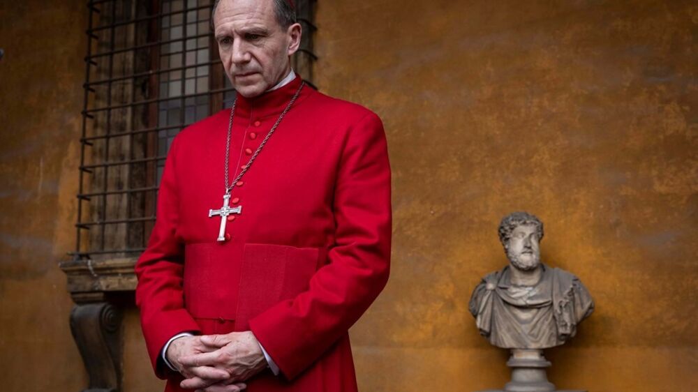 Em 'Conclave', o cardeal Lawrence é desempenhado de forma brilhante por Ralph Fiennes