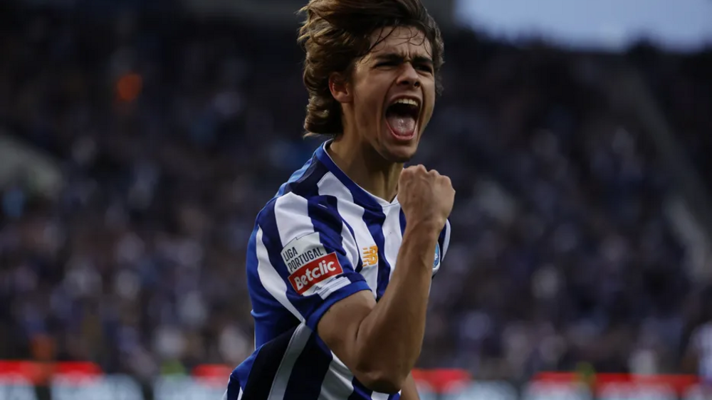 Rodrigo Mora, que tem brilhado no FC Porto, completa 18 anos na segunda-feira