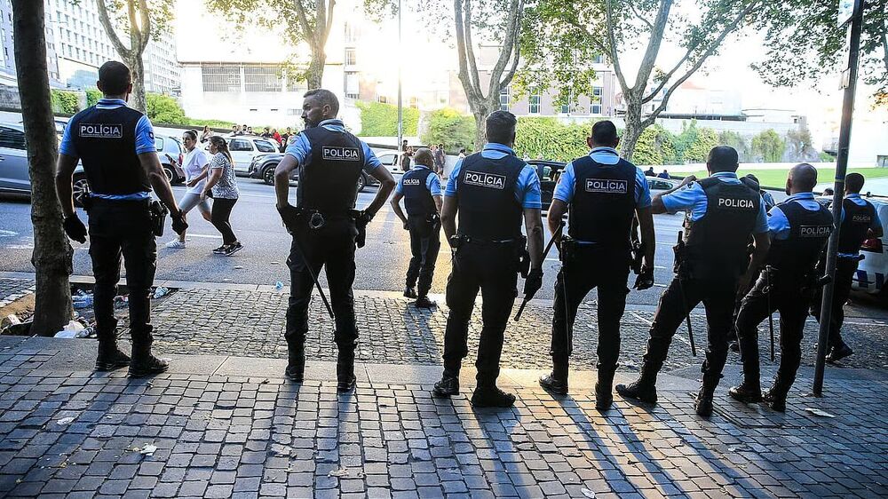 PSP fiscaliza armazém em Loures para averiguar situação de habitação ilegal