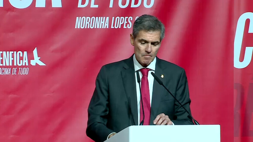 Noronha Lopes discursa perante o símbolo do Benfica