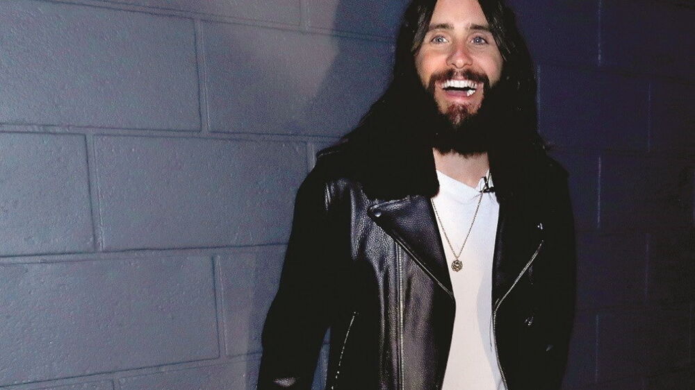 Jared Leto lidera os Thirty Seconds to Mars com o irmão Shannon.  O grupo passou a duo depois da saída de Tomo Milicevic  