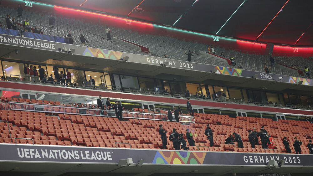 Estádio com a inscrição 'Germany 2025' para a UEFA Nations League e pessoas nas bancadas