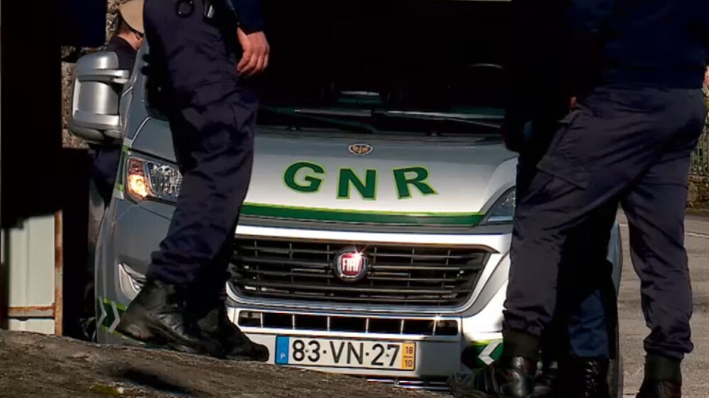 Veículo da GNR com agentes