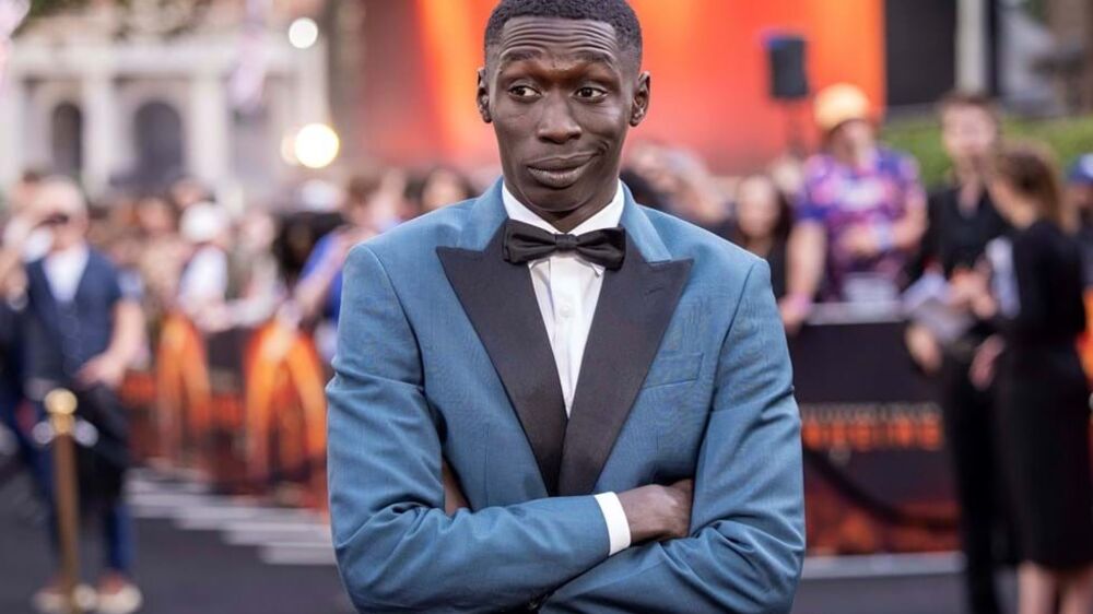 Khaby Lame, o famoso TikToker senegalês, ganha notoriedade e sucesso financeiro