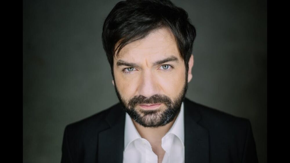 Retrato de Ricardo Araújo Pereira com fato escuro e camisa branca