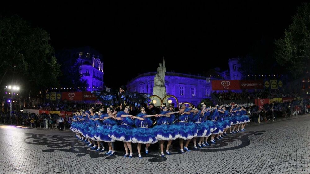 Grupo de pessoas atua em evento noturno em Braga