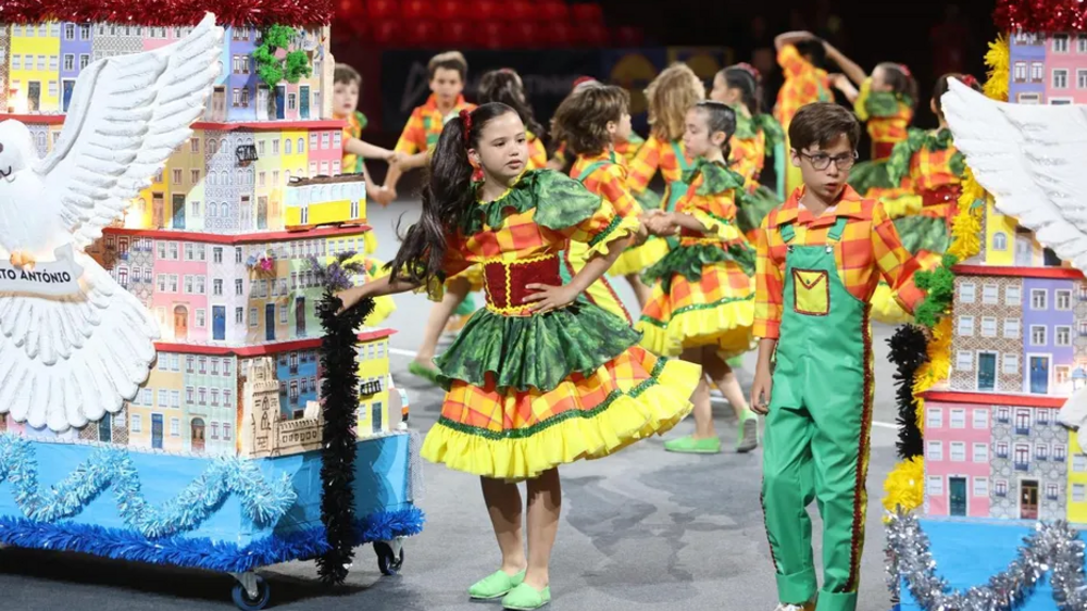 Festa de Santo António em Lisboa com arraiais e casamentos.
