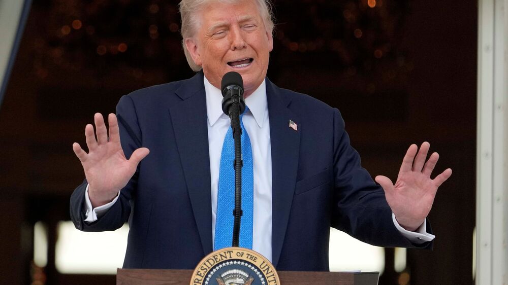 Donald Trump discursa com o selo presidencial à frente