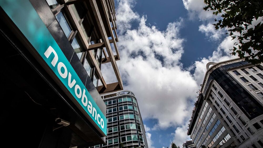 Edifício do Novo Banco visto de baixo para cima