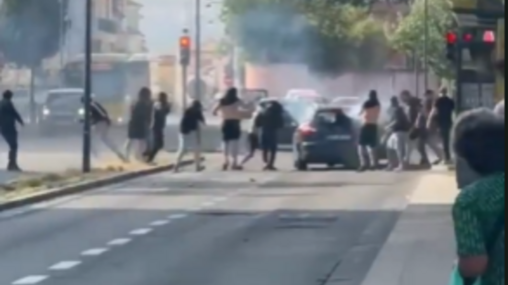 Confrontos em Marselha, França, com pessoas e carros na rua