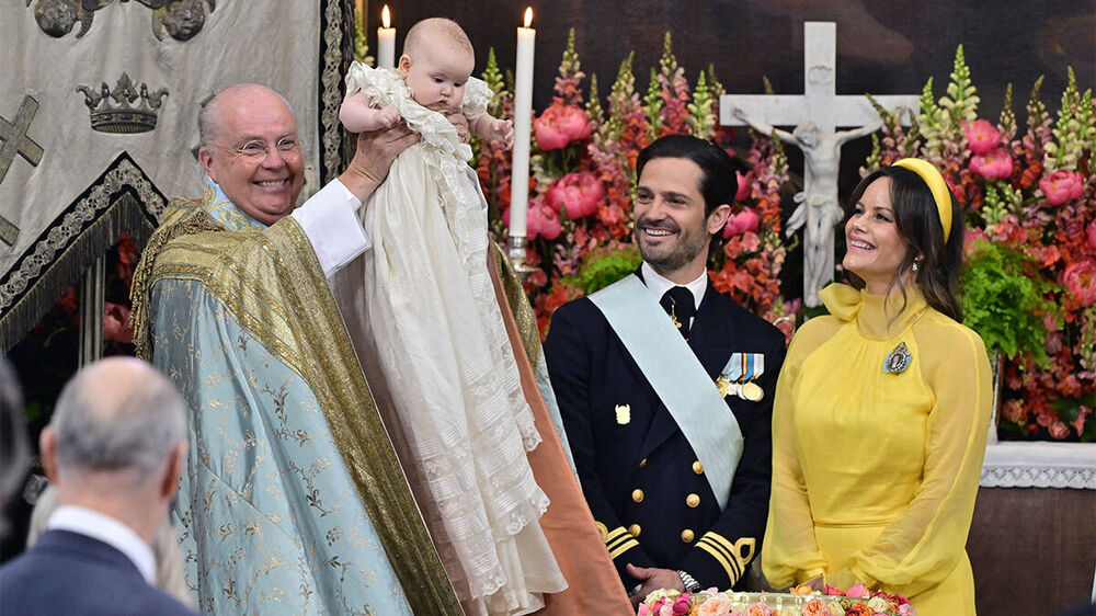 Batizado real com a presença do Príncipe Carl Philip, Princesa Sofia e um bebé
