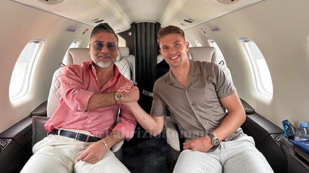 Aperto de mãos entre figuras num avião, selando um acordo ou parceria