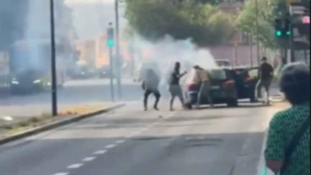 Tumulto e destruição de um carro numa rua da cidade