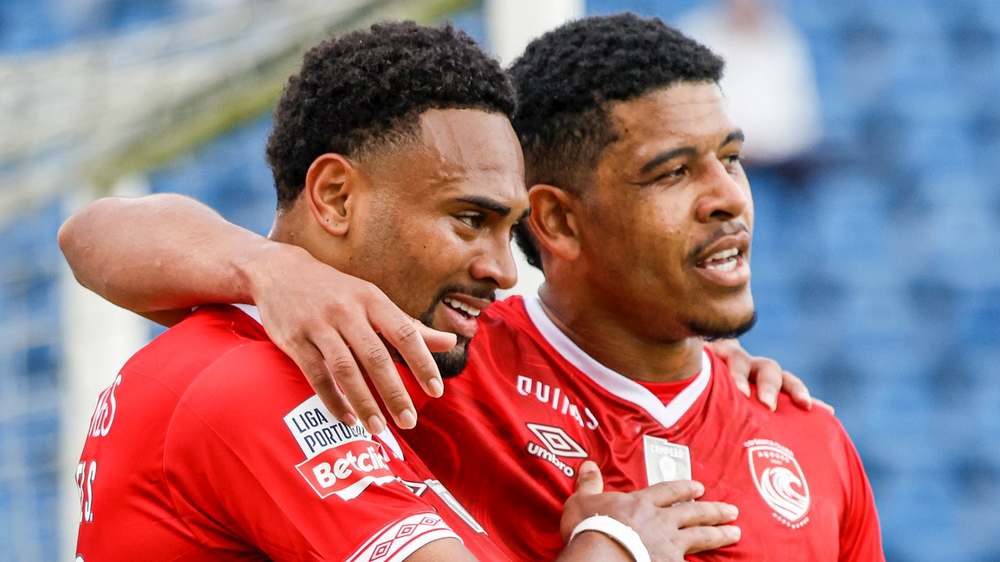 Jogadores celebram vitória na Liga Portugal Betclic