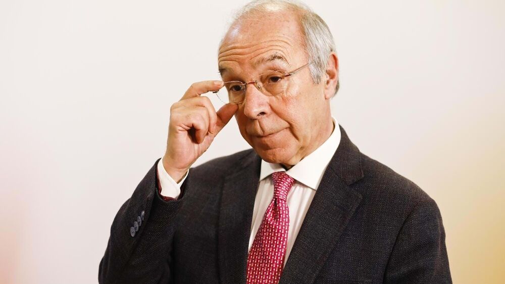 Marcelo Rebelo de Sousa ajusta os óculos num evento