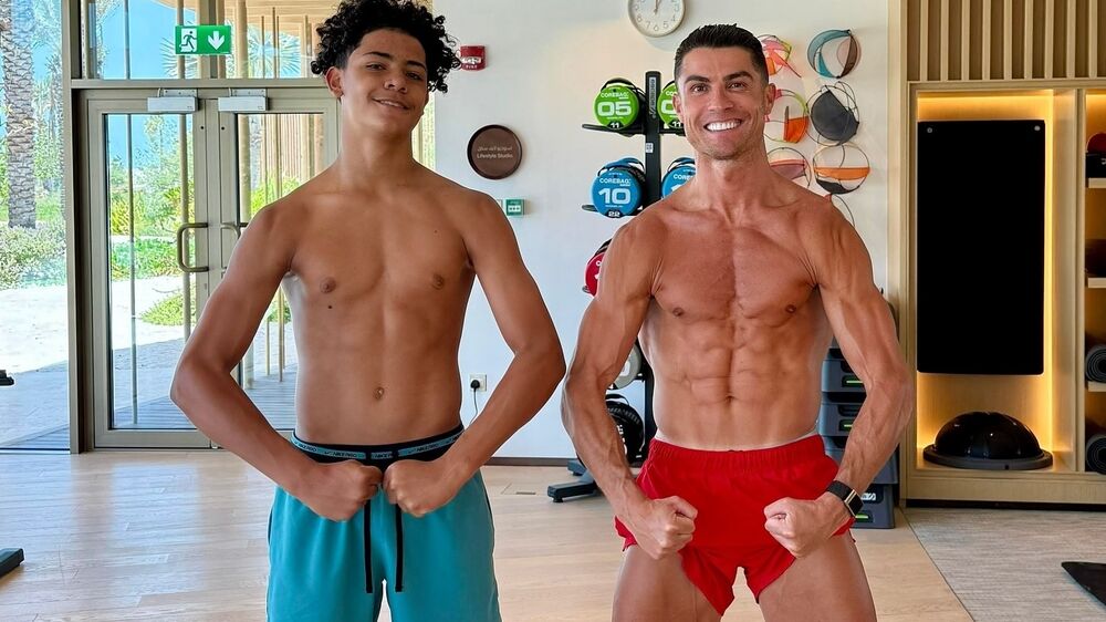 Cristiano Ronaldo e o filho mostram a forma física