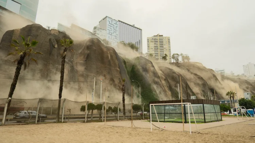 Sismo causa deslizamento de terra perto da praia em Lima, Peru