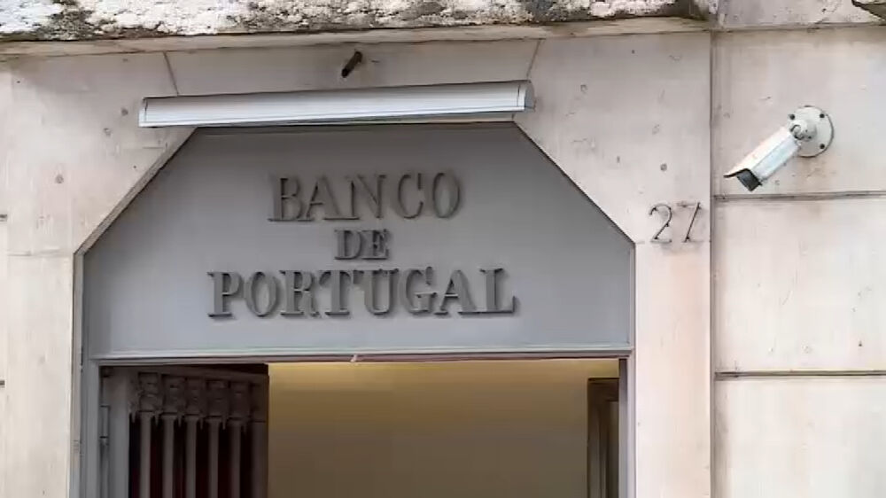 Fachada do Banco de Portugal com câmara de vigilância