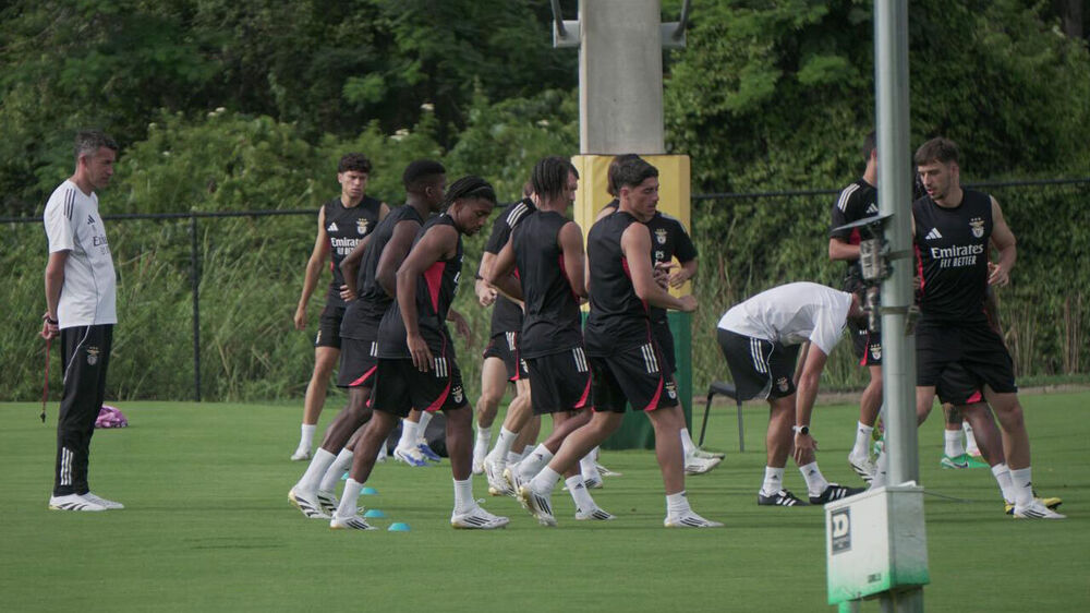 Jogadores do Benfica no treino com equipa técnica