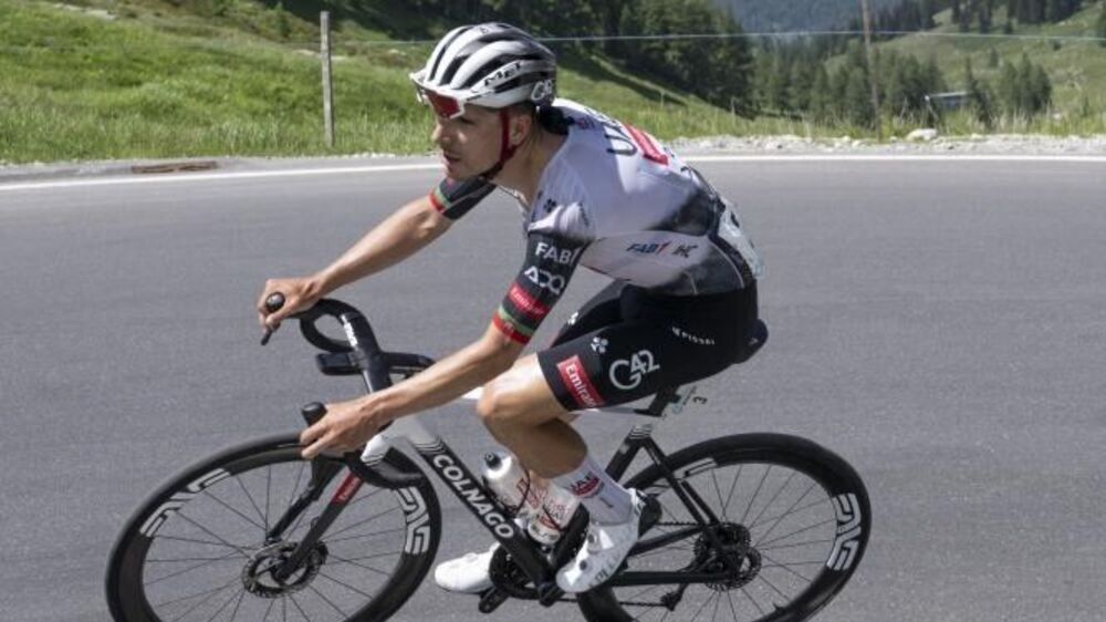 Ciclista da UAE Team Emirates durante prova de ciclismo