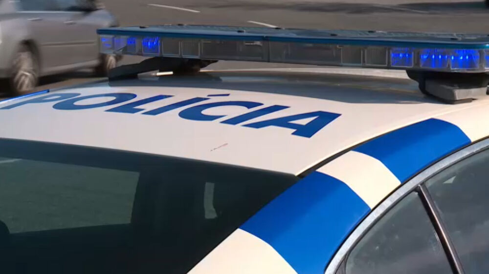 Carro da polícia com luzes de emergência acesas