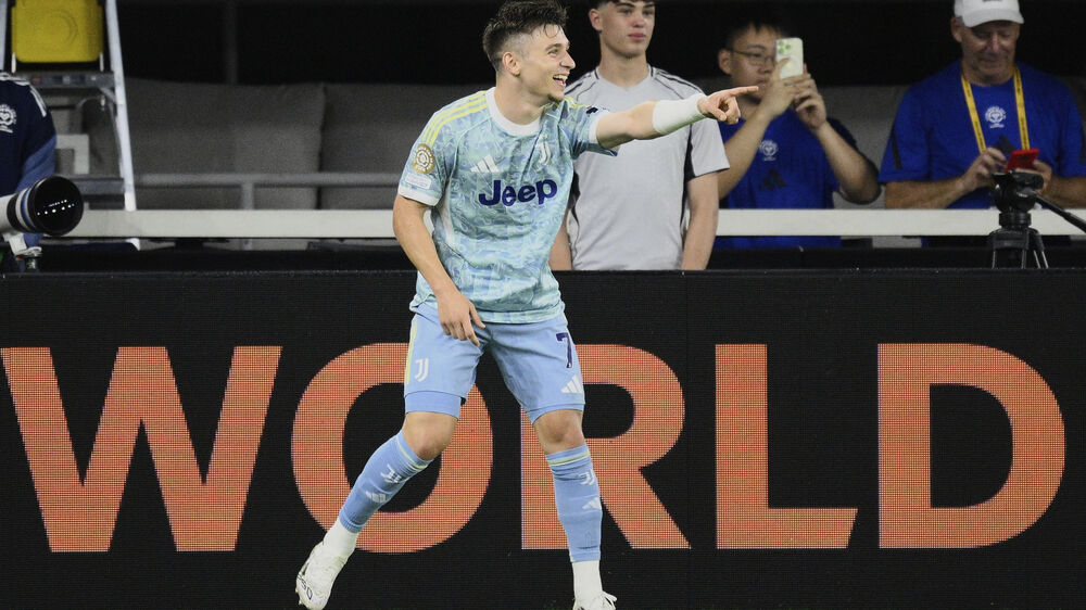 Futebolista da Juventus aponta para a frente durante o jogo