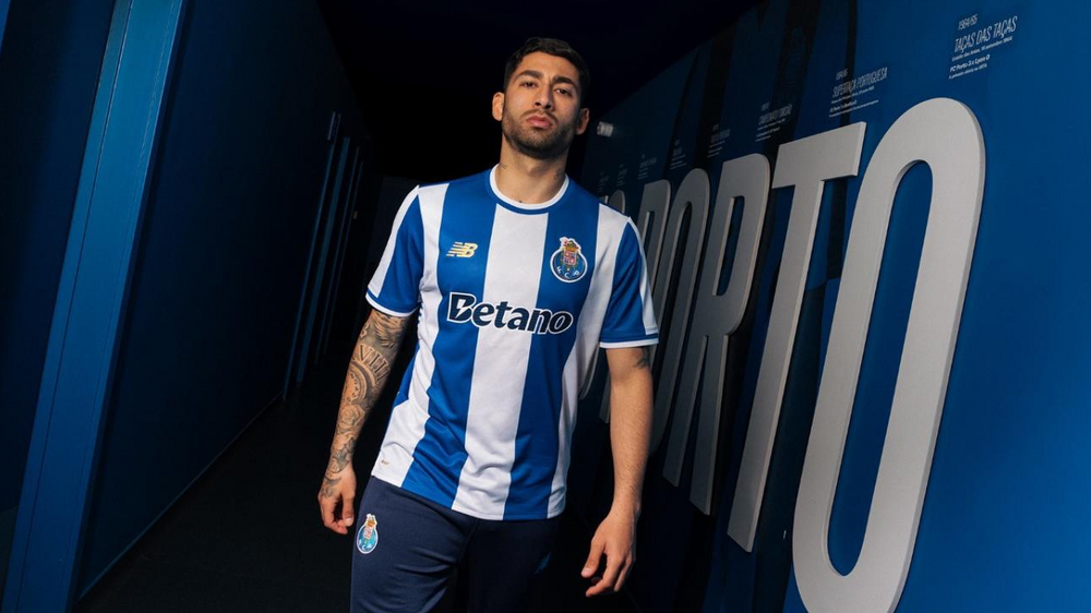 Jogador do FC Porto apresenta nova camisola