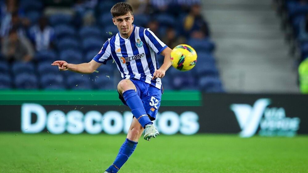 Futebolista do FC Porto domina a bola durante o jogo