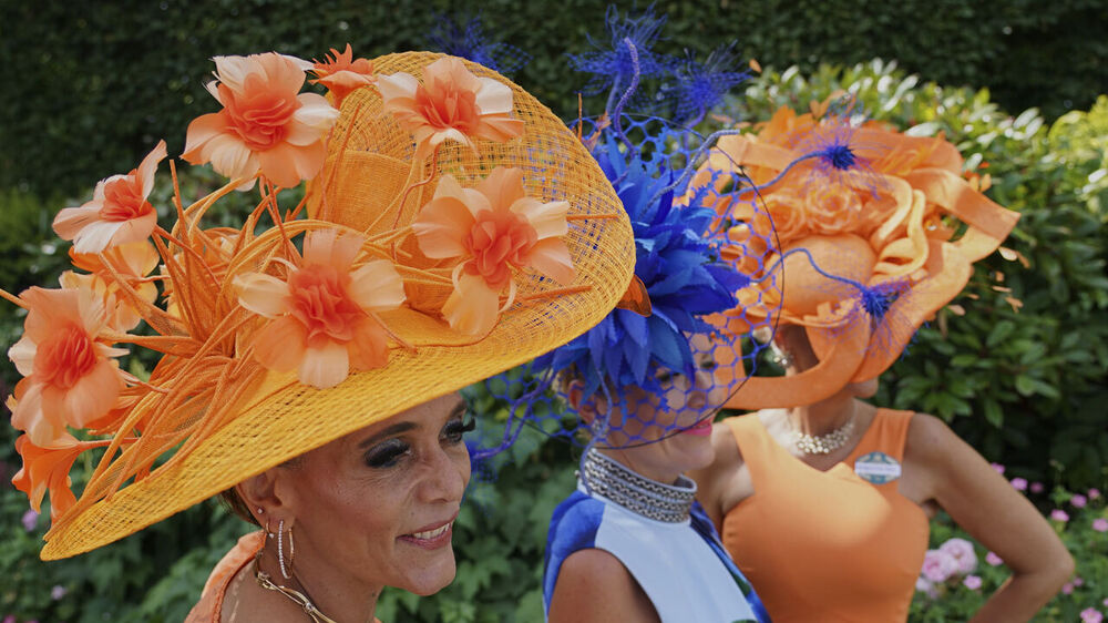 Mulheres com chapéus coloridos no Royal Ascot, evento de corridas de cavalos