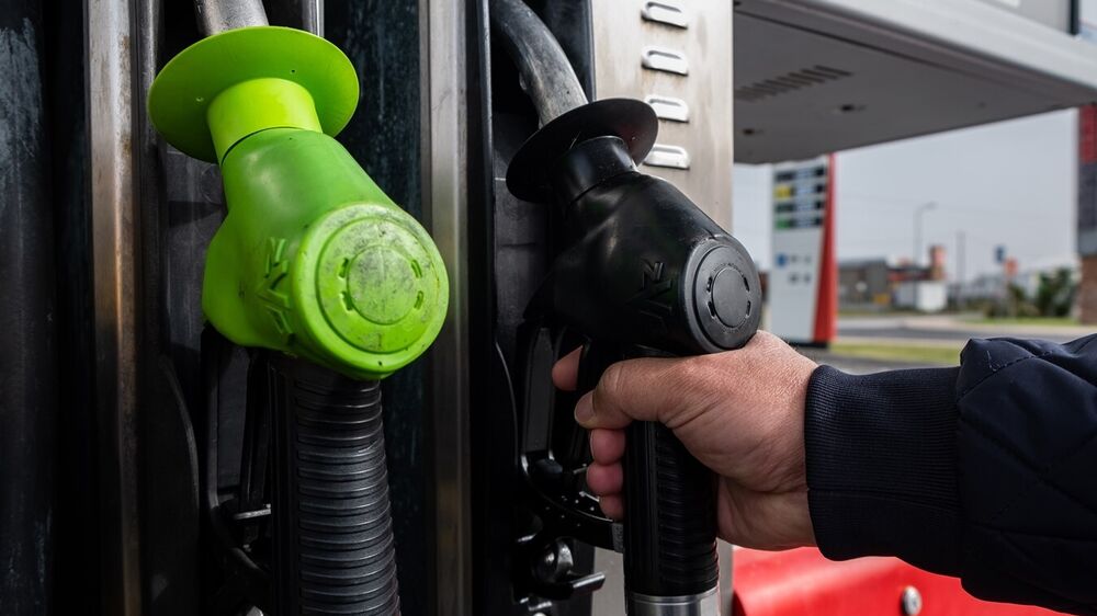 Bomba de gasolina com mão a abastecer