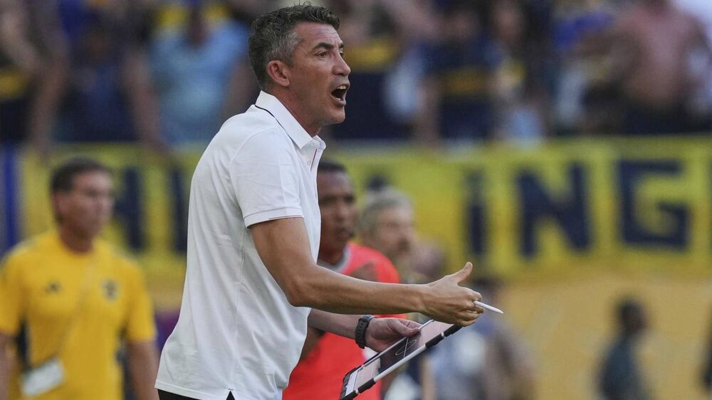 Treinador gesticula durante jogo