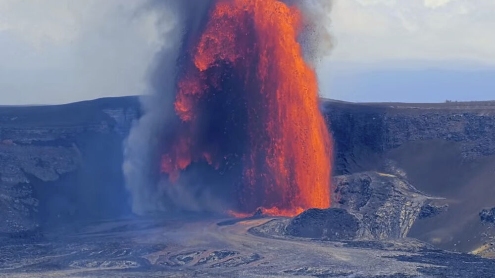 Erupção do vulcão Kilauea no Havai com lava a 300 metros no Parque Nacional dos Vulcões