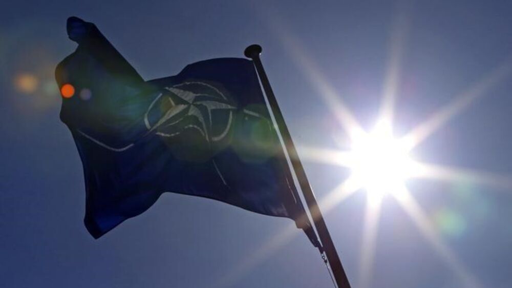 A bandeira da NATO sob o sol