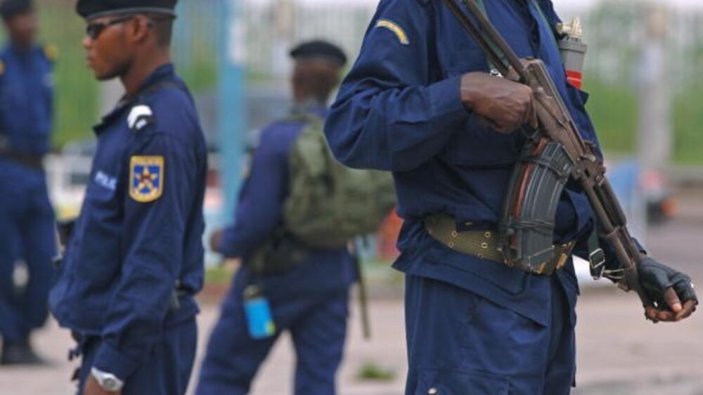 Agentes da polícia patrulham com armas, garantindo a segurança