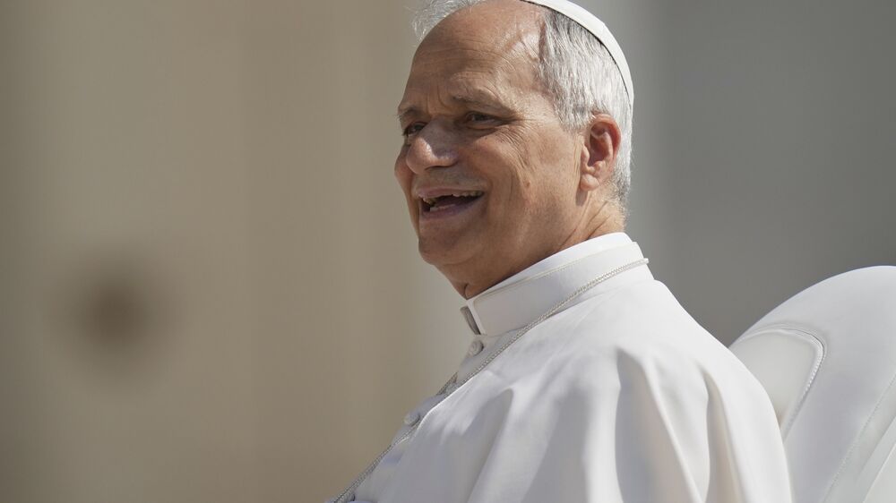 Fotografia do Papa Francisco sorrindo num evento público