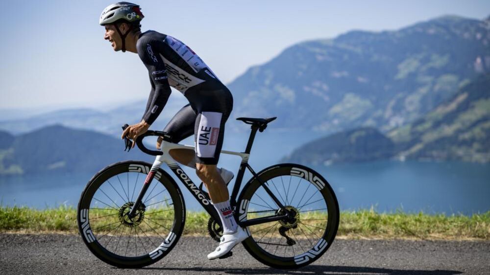 Ciclista da UAE Team Emirates em bicicleta Colnago durante prova