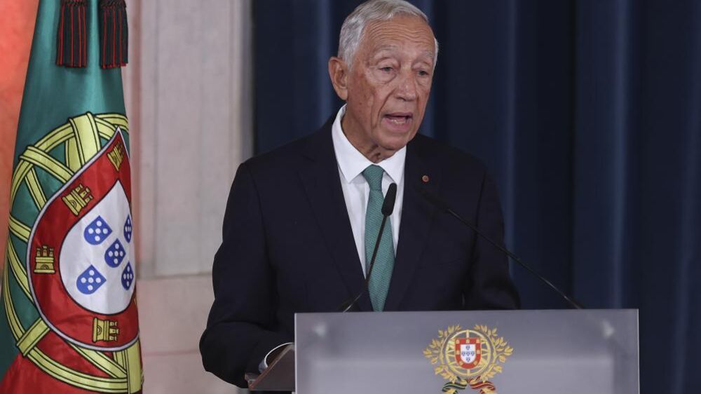 Marcelo Rebelo de Sousa discursa ao lado da bandeira de Portugal