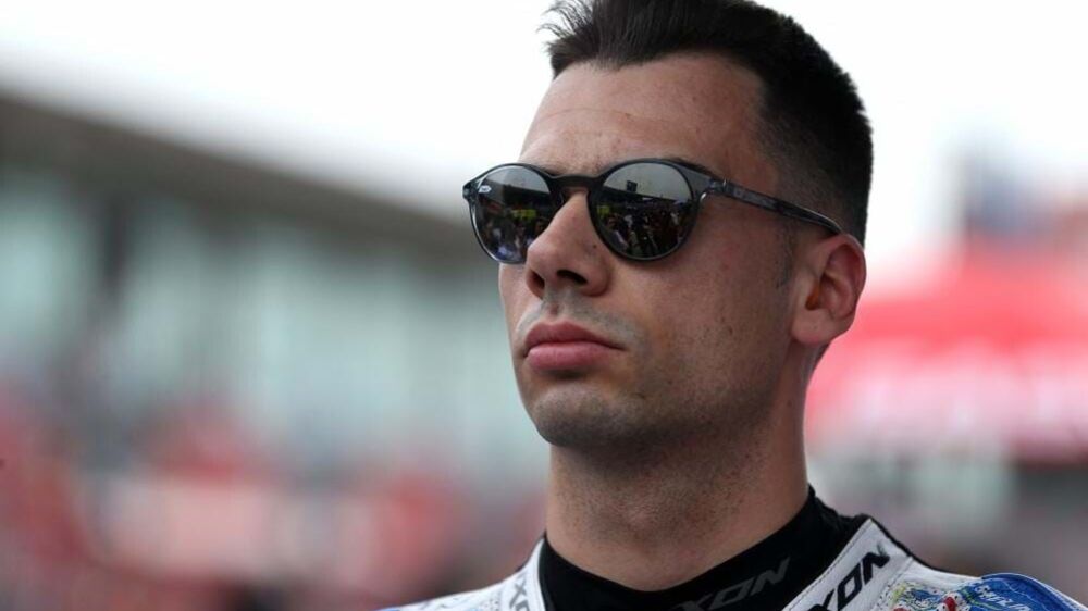 Piloto de motociclismo com óculos de sol num evento