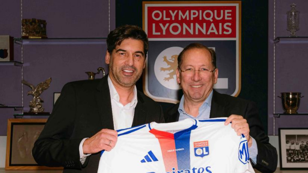 Jean-Michel Aulas e John Textor com a camisola do Olympique Lyonnais