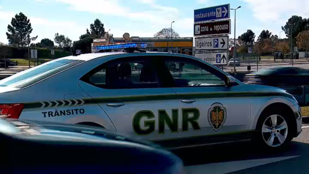 Carro da GNR de Trânsito em patrulha rodoviária
