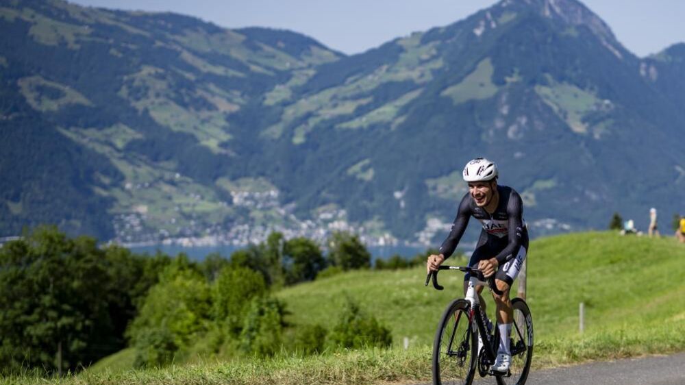 João Almeida sorri durante treino de ciclismo