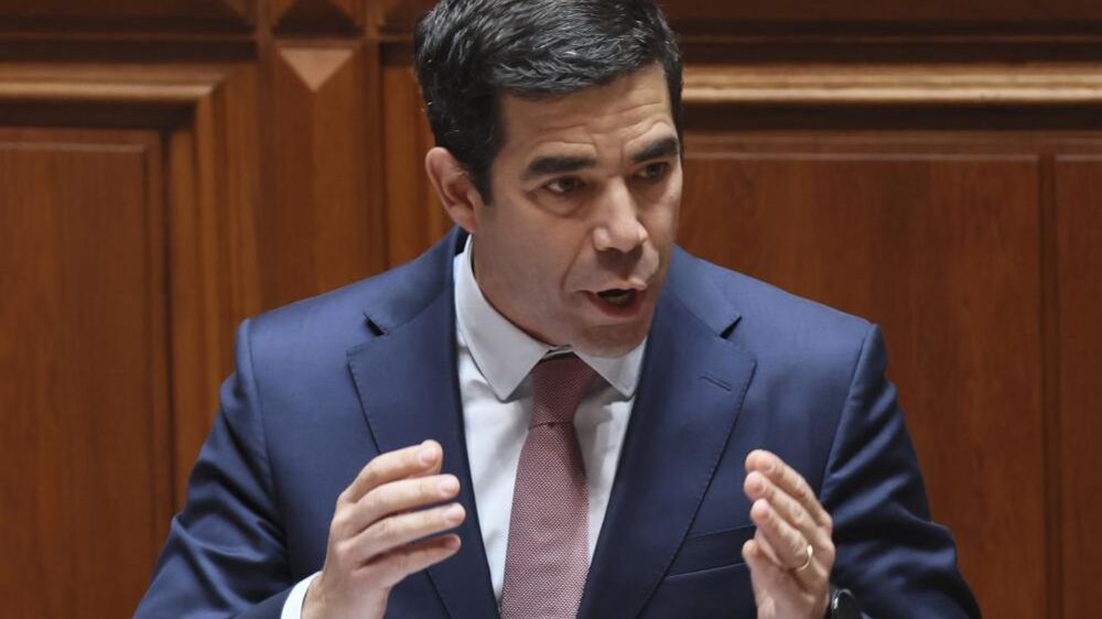 António Leitão Amaro desafia o Chega a votar a favor de regras para a imigração em Portugal