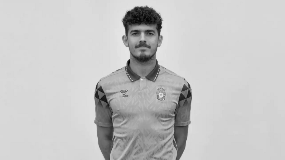 Retrato de um homem com uma camisola de futebol