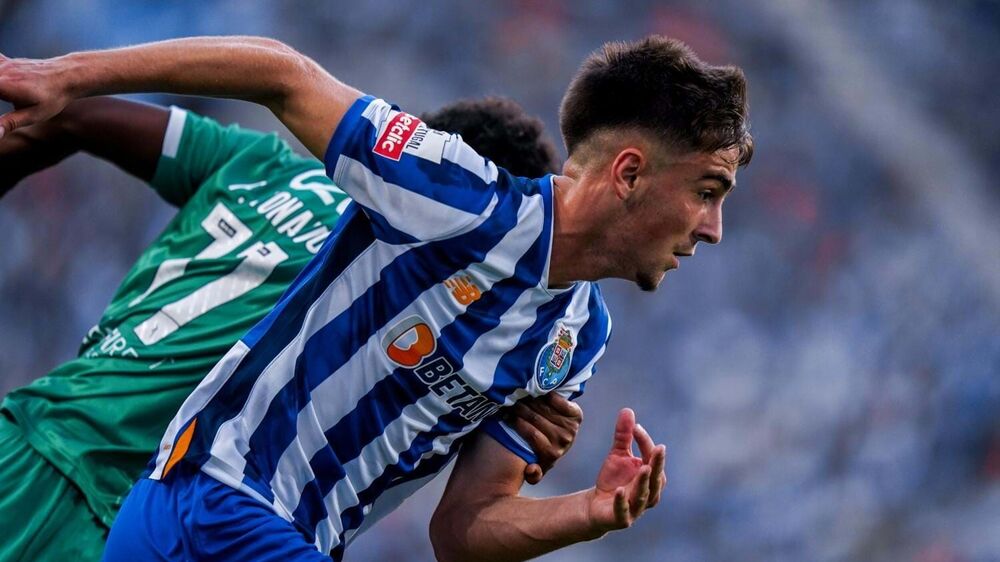 Jogador do FC Porto disputa a posse de bola durante o jogo