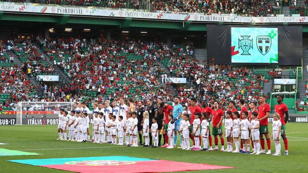 Equipas de Portugal e Finlândia perfiladas num jogo de futebol